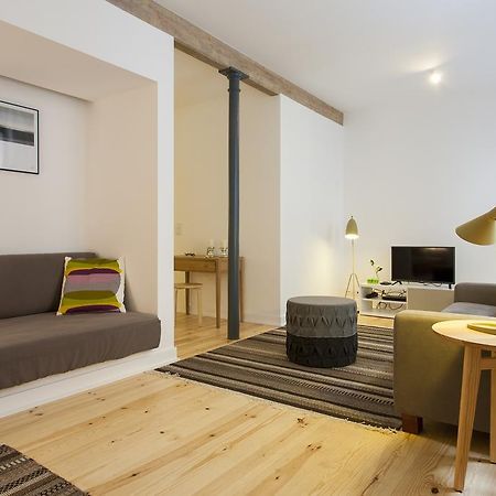 Joivy Cosy 1-Bed Flat With Workspace In Santa Catarina, Moments From Luis De Camoes Sq Lisbon Bilik gambar