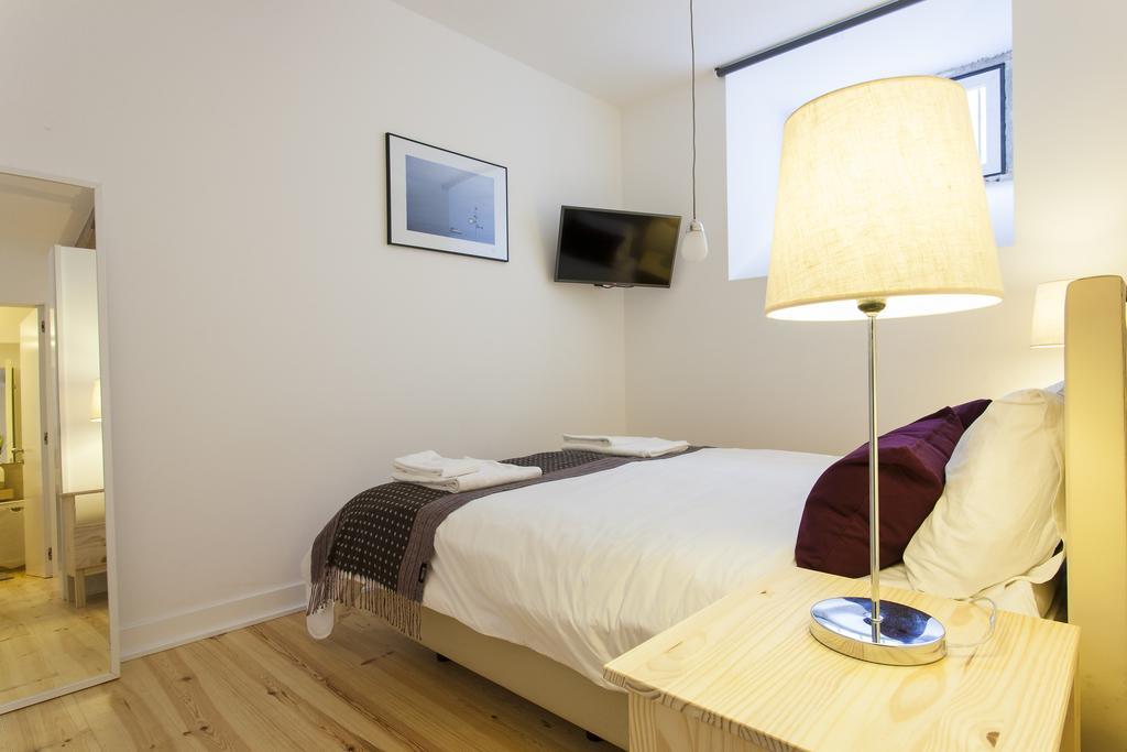 Joivy Cosy 1-Bed Flat With Workspace In Santa Catarina, Moments From Luis De Camoes Sq Lisbon Bilik gambar