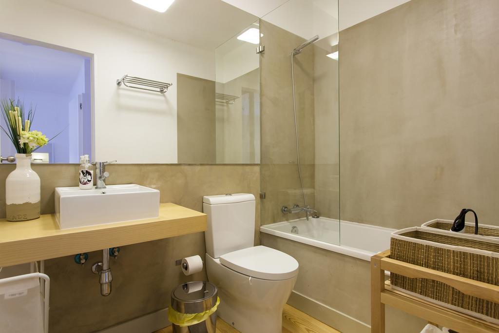 Joivy Cosy 1-Bed Flat With Workspace In Santa Catarina, Moments From Luis De Camoes Sq Lisbon Bilik gambar