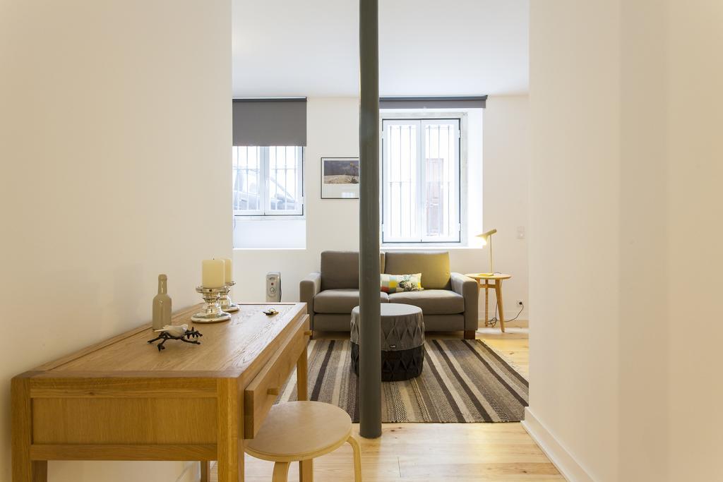 Joivy Cosy 1-Bed Flat With Workspace In Santa Catarina, Moments From Luis De Camoes Sq Lisbon Bilik gambar