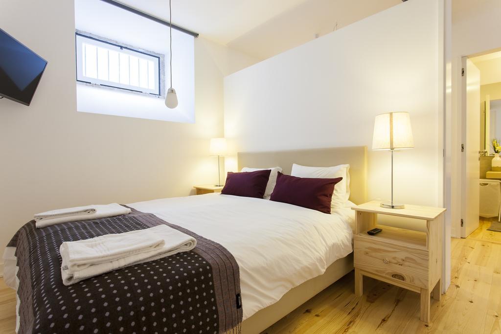 Joivy Cosy 1-Bed Flat With Workspace In Santa Catarina, Moments From Luis De Camoes Sq Lisbon Bilik gambar